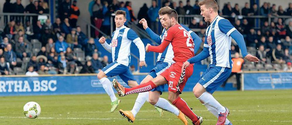Das ist der glückliche Moment. Maximilian Zimmer zieht ab und bringt den SV Babelsberg mit 1:0 in Führung. In der zweiten Halbzewit hatte der Torschütze auch den zweiten Treffer auf dem Fuß – und vergab.