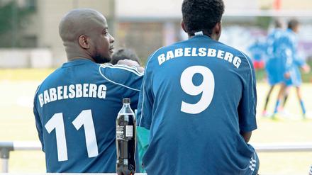 Mittendrin: Das Team Refugees Welcome United ist fester Bestandteil des SV Babelsberg 03. Am Samstag spielt die Mannschaft gegen den FC Lampedusa Hamburg im Karl-Liebknecht-Stadion.