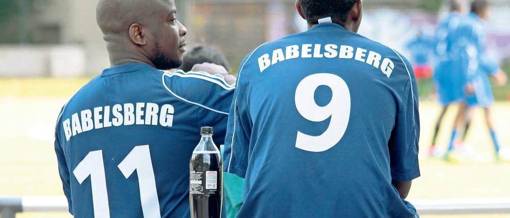 Mittendrin: Das Team Refugees Welcome United ist fester Bestandteil des SV Babelsberg 03. Am Samstag spielt die Mannschaft gegen den FC Lampedusa Hamburg im Karl-Liebknecht-Stadion.