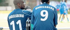 Mittendrin: Das Team Refugees Welcome United ist fester Bestandteil des SV Babelsberg 03. Am Samstag spielt die Mannschaft gegen den FC Lampedusa Hamburg im Karl-Liebknecht-Stadion.