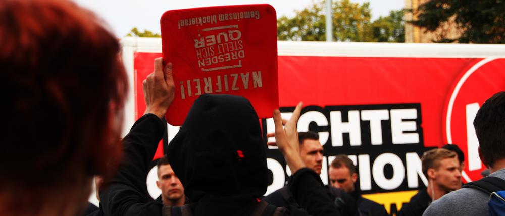 Hat auch in Dresden schon geklappt: Nazis blockieren.