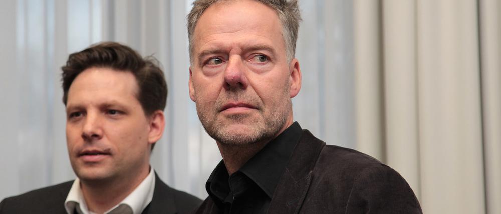 Baudezernent Matthias Klipp (Grüne) (l.) und sein Verkehrsplaner Axel Dörrie vor der Bürgerversammlung zur Zeppelinstraße am Freitagabend.