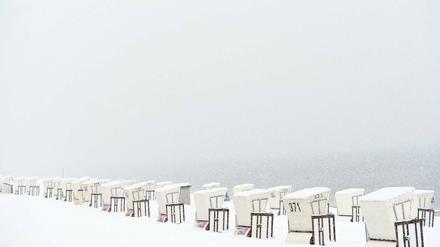 Weiße Flotte. So sah es Ostern 2013 am Strandbad Wannsee aus. Ganz so verschneit dürften sich die Strandkörbe an diesem verlängerten Wochenende nicht präsentieren – aber Anbader sollten eine Thermoskanne dabeihaben.