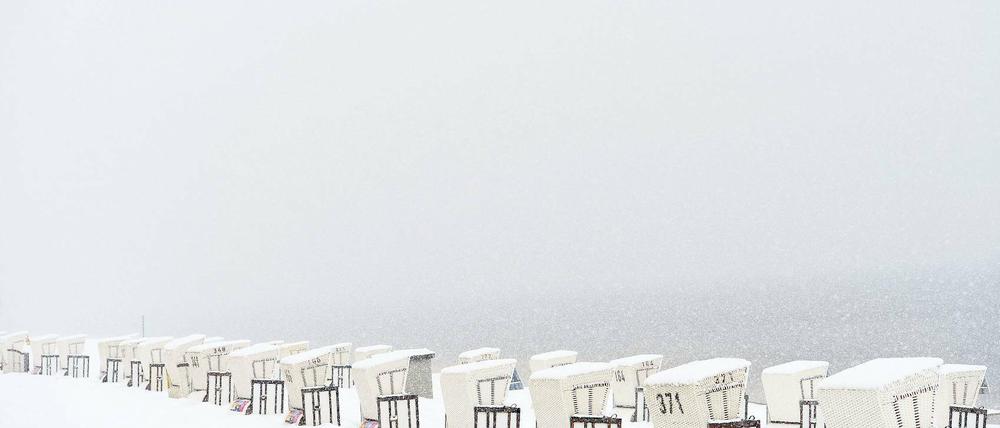 Weiße Flotte. So sah es Ostern 2013 am Strandbad Wannsee aus. Ganz so verschneit dürften sich die Strandkörbe an diesem verlängerten Wochenende nicht präsentieren – aber Anbader sollten eine Thermoskanne dabeihaben.