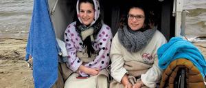 Nischt wie raus. Paula Fröling, 15, (l.) und Aisha Bongiorni, 18, finden das Wannsee-Erlebnis „frisch, aber spaßig“.