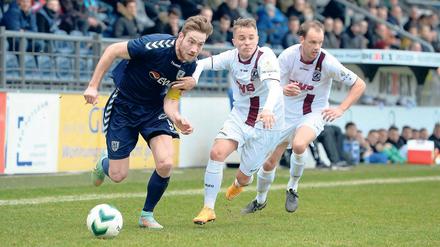 Lucas gegen Lukas. SVB-Offensiver Lucas Albrecht (l.) im Duell gegen Lukas Rehbein vom BFC Dynamo.