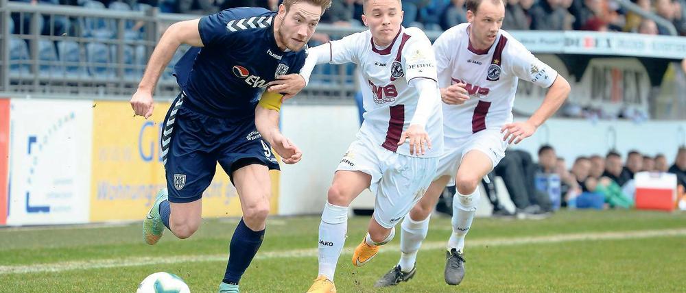 Lucas gegen Lukas. SVB-Offensiver Lucas Albrecht (l.) im Duell gegen Lukas Rehbein vom BFC Dynamo.