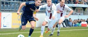 Lucas gegen Lukas. SVB-Offensiver Lucas Albrecht (l.) im Duell gegen Lukas Rehbein vom BFC Dynamo.