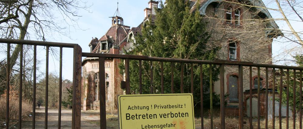 Ein "Betreten verboten"-Schild prankt am Eingangstor zu den Beelitzer Heilstätten. Hier wurden nun 50 Zaunpfähle umgebogen.