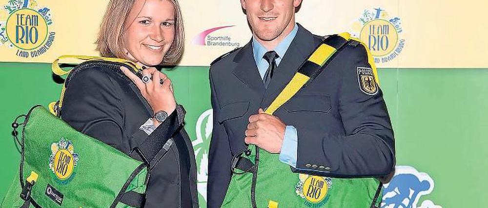 Die Farben des Ziels. Die Nationalfarben von Brasilien zieren die Taschen, die sich die Potsdamer Kanuten Franziska Weber und Sebastian Brendel schon mal umgehängt haben.