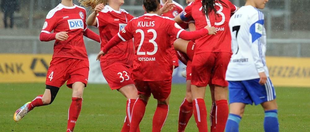 Glückliche Turbine-Spielerinnen nach dem Sieg gegen 1. FFC Frankfurt.