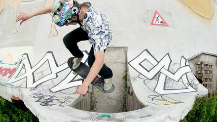 Wer endlich mal auf einem Skateboard stehen und sogar damit fahren will, hat in den Osterferien die Gelegenheit dazu.