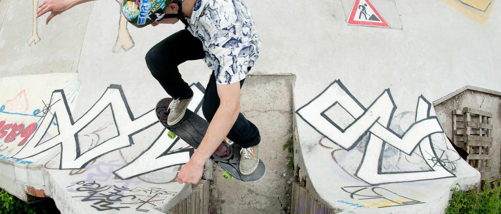 Wer endlich mal auf einem Skateboard stehen und sogar damit fahren will, hat in den Osterferien die Gelegenheit dazu.