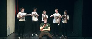 Display statt Disco. Am modernen Lagerfeuer sitzt jeder allein.