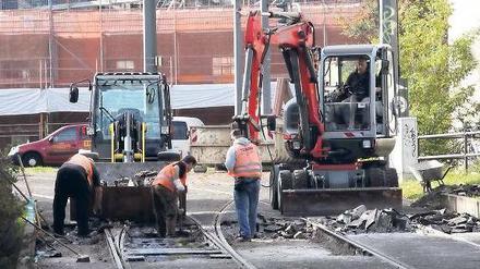 Ursache vielen Übels. Die am Montag begonnene Sanierung der Gleise in der Kurve von der Heinrich-Mann-Allee zum Bahnhof ist nur ein Vorgeschmack. Ab 2015 sollen die Schienen in der Heinrich-Mann-Allee zwischen Leipziger Dreieck und Waldstraße binnen vier Jahren komplett erneuert werden.