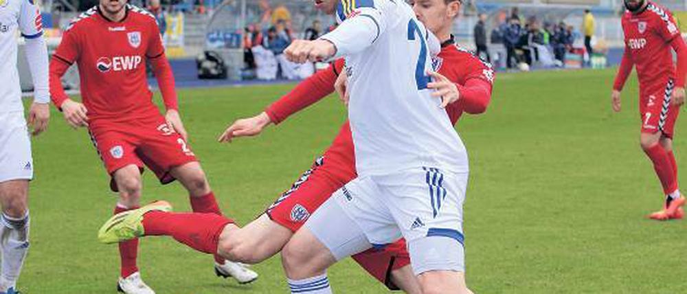 Hart, aber fair. Der Babelsberger Jean-Marc Soine und Jenas Marius Grösch im Zweikampf.