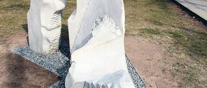 Denkmal am Wegrand. Der Marmor leidet unter dem kühlen Klima.