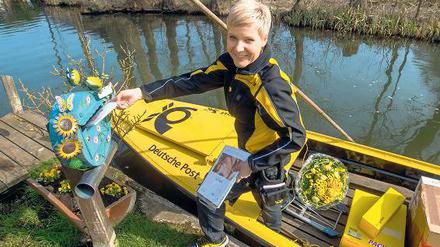 Wenn die Postbotin dreimal stakt. Andrea Bunar ist im Spreewald unterwegs und stellt die Sendungen per Kahn zu.