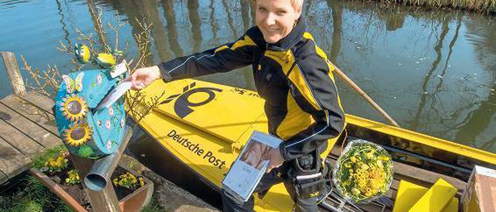 Wenn die Postbotin dreimal stakt. Andrea Bunar ist im Spreewald unterwegs und stellt die Sendungen per Kahn zu.