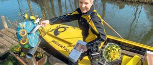 Wenn die Postbotin dreimal stakt. Andrea Bunar ist im Spreewald unterwegs und stellt die Sendungen per Kahn zu.