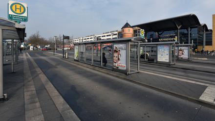 Menschenleer waren die Bussteige vor dem Hauptbahnhof in Potsdam (Brandenburg).