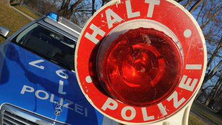 Ein 81-jähriger Autofahrer überfuhr seine Frau beim Einparken. Nun wird die Fahrtauglichkeit des Mannes überprüft.
