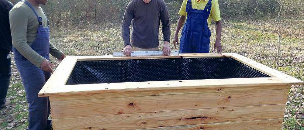 Helfen. Aron Hadera (r.), Ibrahim Aballah (l.) und Tischler Sebastian Moede.