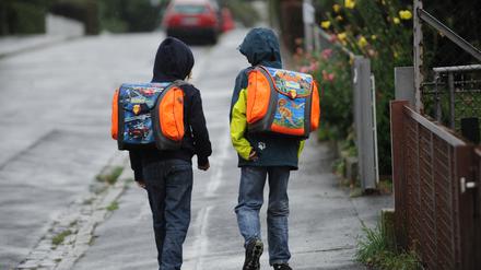 Ein zwölf Jahre alter Junge musste von seiner Schule nach Hause laufen - nach dem fünf Kilometer langen Fußmarsch war der Schüler sehr erschöpft.