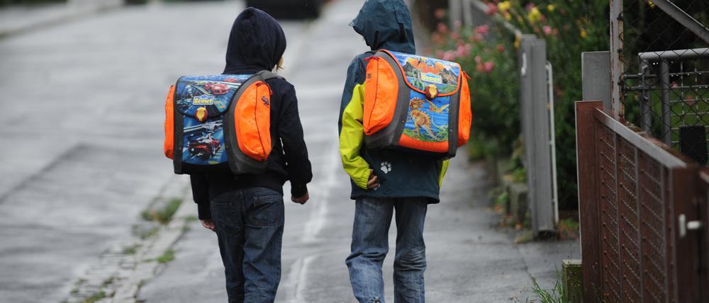 Ein zwölf Jahre alter Junge musste von seiner Schule nach Hause laufen - nach dem fünf Kilometer langen Fußmarsch war der Schüler sehr erschöpft.
