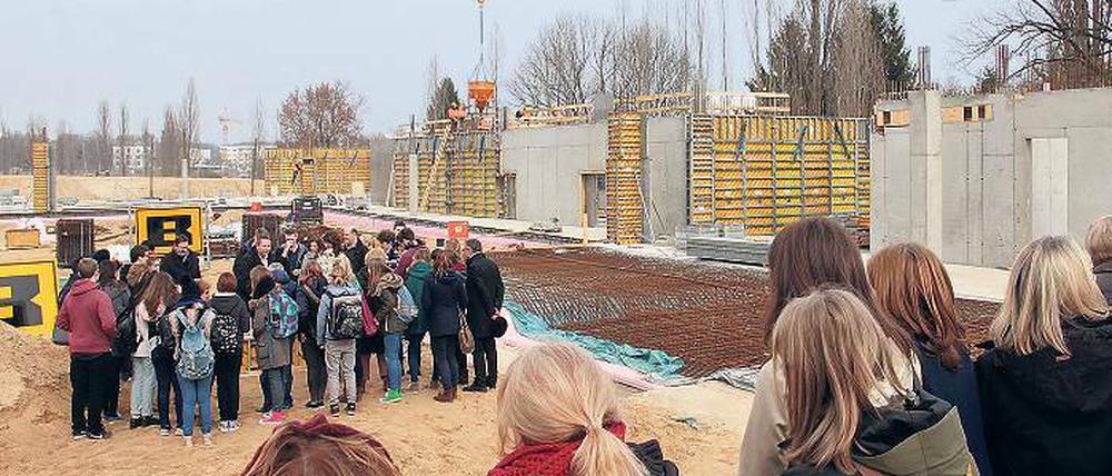 Schüler der Leonardo-da-Vinci-Gesamtschule spendeten am gestrigen Dienstag T-Shirts und selbstgemalte Bilder für die Grundsteinlegung des neuen Schulgebäudes auf dem Bornstedter Feld.