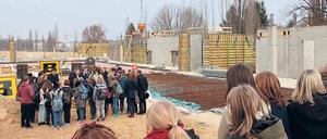 Schüler der Leonardo-da-Vinci-Gesamtschule spendeten am gestrigen Dienstag T-Shirts und selbstgemalte Bilder für die Grundsteinlegung des neuen Schulgebäudes auf dem Bornstedter Feld.