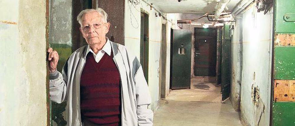 Zeitzeuge. Oesterhelt im Keller des Potsdamer KGB-Gefängnisses.