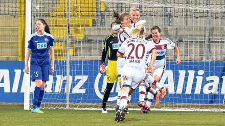 Freud und Leid dicht beieinander. Während die Spielerinnen des FC Bayern München die Torschützin Dagny Brynjarsdóttir feiern, ärgert sich Turbine-Abwehrspielerin Inka Wesely (l.) über den Gegentreffer, der wohl das Potsdamer Aus im Kampf um einen Champions-League-Platz bedeutet.