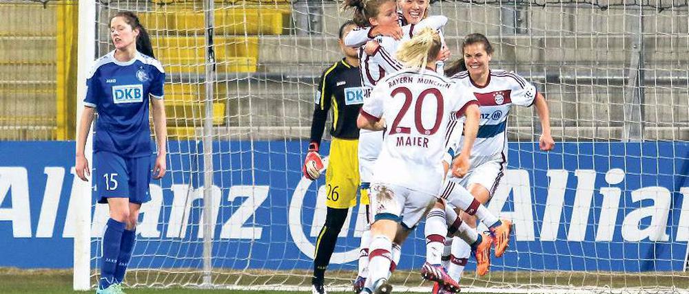 Freud und Leid dicht beieinander. Während die Spielerinnen des FC Bayern München die Torschützin Dagny Brynjarsdóttir feiern, ärgert sich Turbine-Abwehrspielerin Inka Wesely (l.) über den Gegentreffer, der wohl das Potsdamer Aus im Kampf um einen Champions-League-Platz bedeutet.