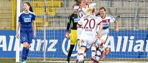 Freud und Leid dicht beieinander. Während die Spielerinnen des FC Bayern München die Torschützin Dagny Brynjarsdóttir feiern, ärgert sich Turbine-Abwehrspielerin Inka Wesely (l.) über den Gegentreffer, der wohl das Potsdamer Aus im Kampf um einen Champions-League-Platz bedeutet.