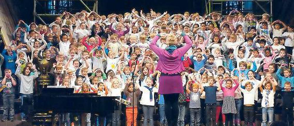 Und jetzt alle zusammen. Die Klassen probten nur kurze Zeit gemeinsam.