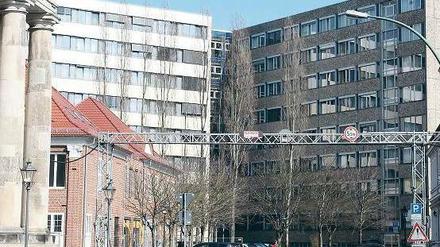 Gerahmt von der Platte. Die Französische Kirche, deren Portikus links im Bild zu sehen ist, muss sich gegen die Hochhäuser des Bergmann-Klinikums behaupten. Für das Landesdenkmalamt kommt eine Auftstockung des Bettenhauses C (r.) nicht infrage.