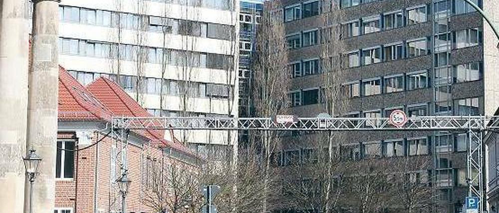 Gerahmt von der Platte. Die Französische Kirche, deren Portikus links im Bild zu sehen ist, muss sich gegen die Hochhäuser des Bergmann-Klinikums behaupten. Für das Landesdenkmalamt kommt eine Auftstockung des Bettenhauses C (r.) nicht infrage.