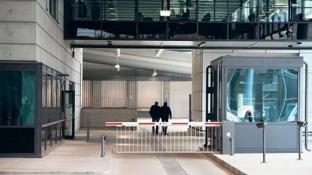 Ausgang erlaubt. Im Nordteil der Berliner BND-Zentrale arbeiten 170 Mitarbeiter. Sie dürfen sich auch in der Lokalpolitik betätigen, ob sie dort ihren Arbeitgeber nennen dürfen, ist jedoch nicht klar.