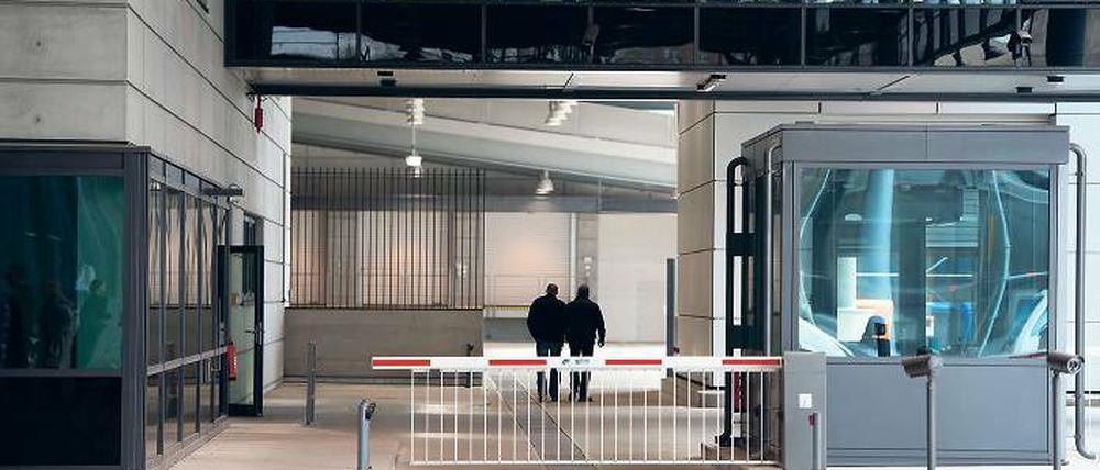 Ausgang erlaubt. Im Nordteil der Berliner BND-Zentrale arbeiten 170 Mitarbeiter. Sie dürfen sich auch in der Lokalpolitik betätigen, ob sie dort ihren Arbeitgeber nennen dürfen, ist jedoch nicht klar.