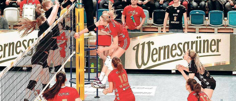 Erfolgreich zurückgeschlagen. Potsdams Angreiferin Michala Kvapilová hat mit ihrem Team die Serie ausgeglichen.