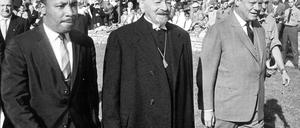 In herausgehobener Begleitung. Bischof Otto Dibelius (M.) mit dem Regierenden Bürgermeister Willy Brandt und dem US-Bürgerrechtler Martin Luther King 1964 in Berlin. Dibelius war bis 1961 Ratsvorsitzender der Evangelischen Kirche Berlin-Brandenburg.