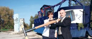 Baufreiheit. Teltows Bürgermeister Schmidt mit Moderatorin Marina Ringel beim ersten Spatenstich: Es kann weitergeschippt werden.