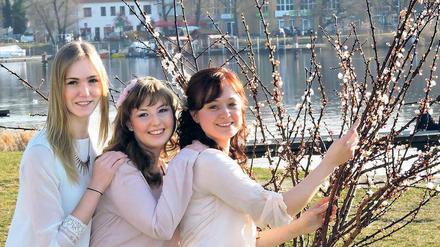 Vorgeschmack des Frühlings. Die Bewerberinnen Linda Nuß, Sabrina Walther und Tamara Thierschmann (v. l.) mit blühenden Aprikosenzweigen.