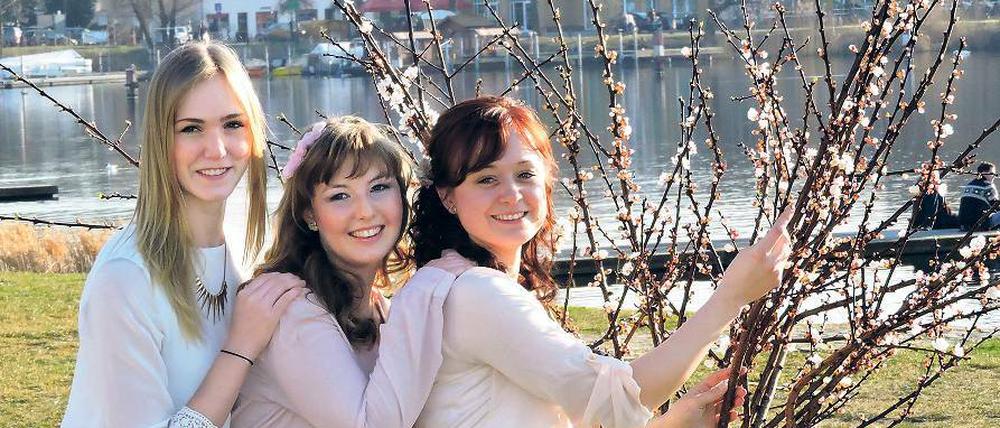 Vorgeschmack des Frühlings. Die Bewerberinnen Linda Nuß, Sabrina Walther und Tamara Thierschmann (v. l.) mit blühenden Aprikosenzweigen.