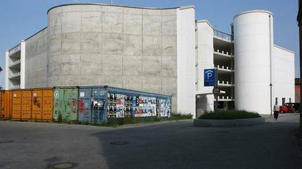 Schöne leere Wand. Am Parkhaus im Kulturareal Schiffbauergasse war eine Kletterwand geplant, passiert ist nichts. „In Berlin gibt es Parkhäuser mit Partydeck und Bürgergarten, warum nicht auch hier?“, fragt Kulturexperte Hermann Voesgen.