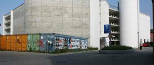 Schöne leere Wand. Am Parkhaus im Kulturareal Schiffbauergasse war eine Kletterwand geplant, passiert ist nichts. „In Berlin gibt es Parkhäuser mit Partydeck und Bürgergarten, warum nicht auch hier?“, fragt Kulturexperte Hermann Voesgen.