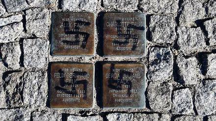 Rechtsextreme Gewalt, Übergriffe – oder wie hier die Schändung von Stolpersteinen, die an von den Nazis deportierte Juden erinnern, nehmen aktuell sogar zu.