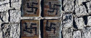Rechtsextreme Gewalt, Übergriffe – oder wie hier die Schändung von Stolpersteinen, die an von den Nazis deportierte Juden erinnern, nehmen aktuell sogar zu.