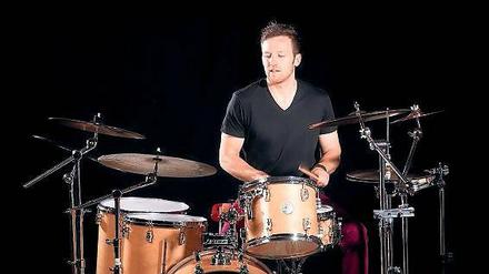 Aus Händen wurden Drumsticks. Max Punstein hat mal ganz klassisch mit Klavier angefangen, aber das war ihm auf Dauer zu einseitig. Am Jazz liebt er vor allem das Freie, Ungezwungene.